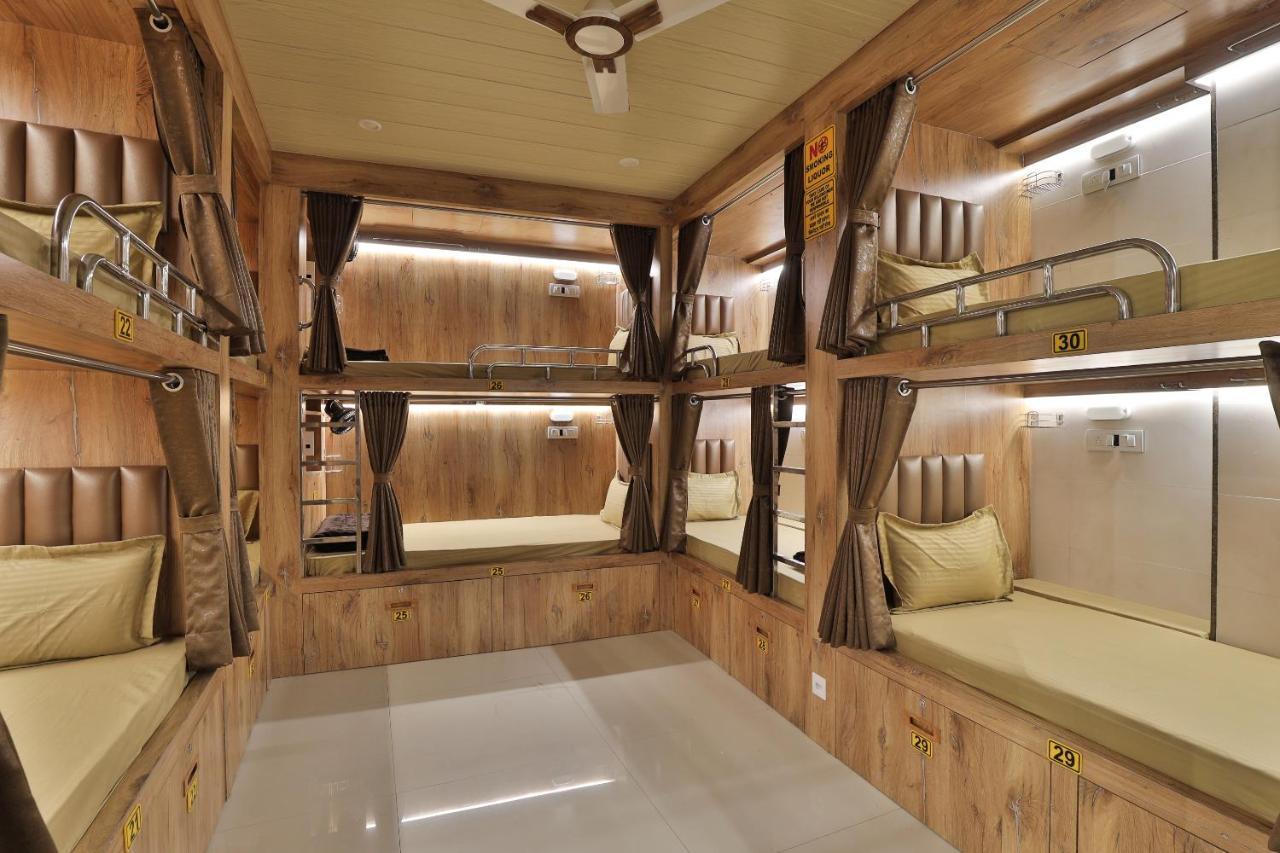 Rest Inn Dormitory Вадодара Экстерьер фото