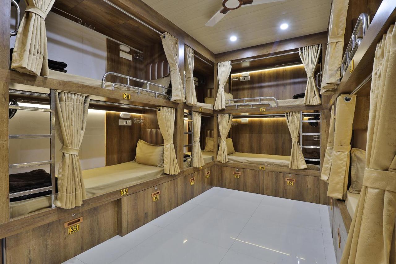 Rest Inn Dormitory Вадодара Экстерьер фото